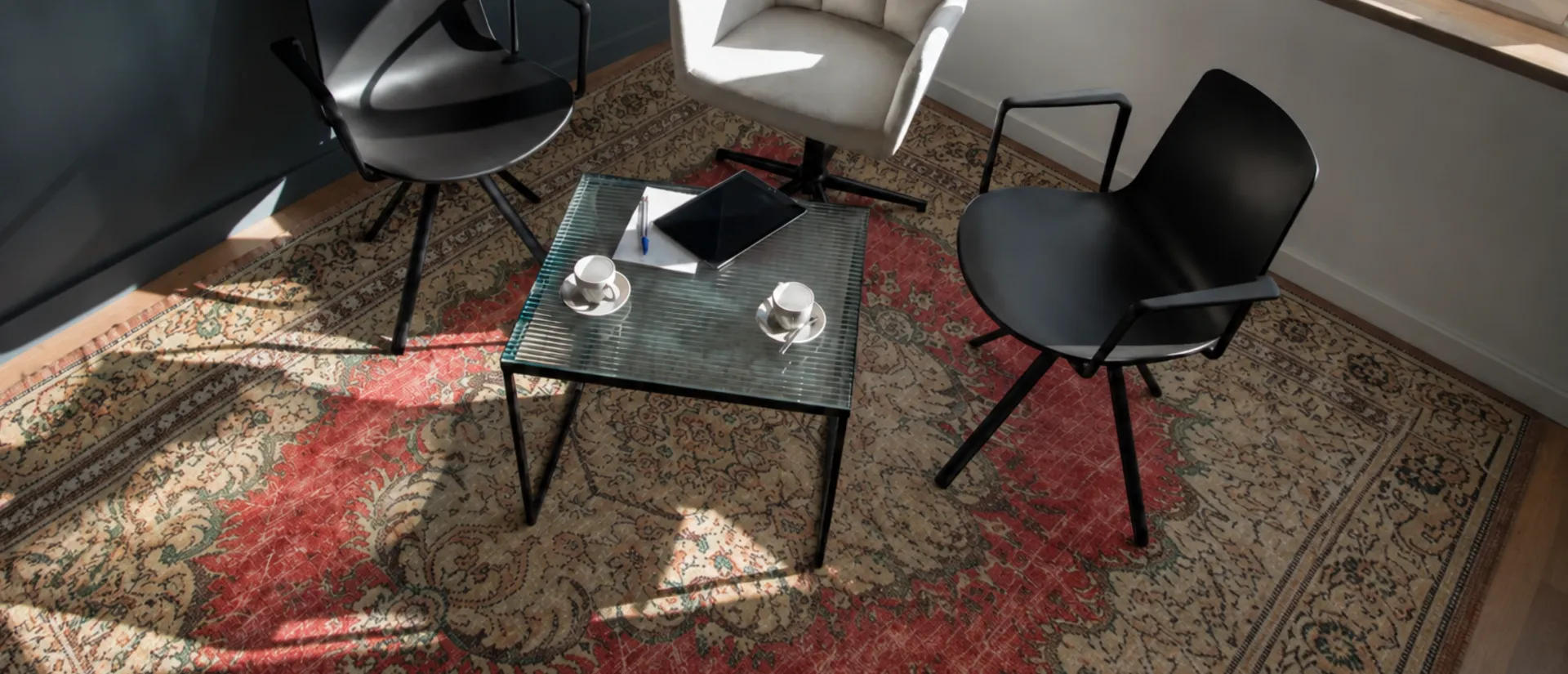 Meeting lounge with a Sempati Hali vintage rug for trade projects