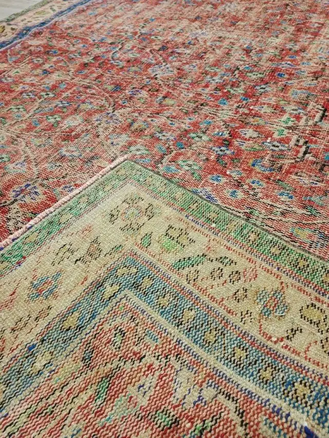 100% Wool Hand-Woven Vintage Rug - SKU 10820 - Detail View